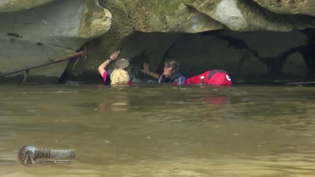 Exclu. Pékin Express 2018 : en panique, deux candidates font couler leur pirogue et c'est irrésistible !