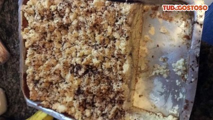 Cuca de fermento de pão com farofa