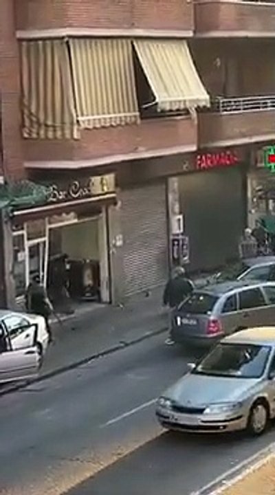 Trifulca a palos en Badalona tras empotrar el coche contra un bar