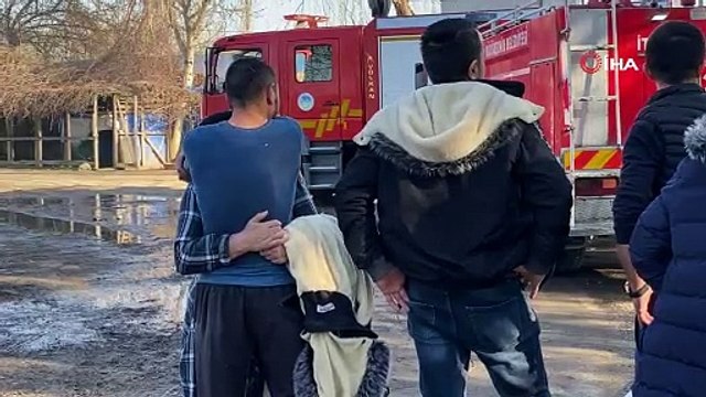 Evlerinin yanışını birbirlerine sarılarak gözyaşları içinde izlediler