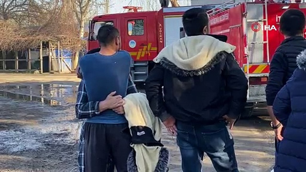 Evlerinin yanışını birbirlerine sarılarak gözyaşları içinde izlediler