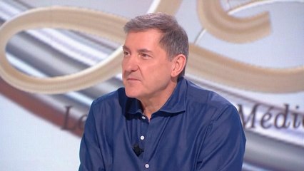 Le Tube : Yves Calvi tacle les chaînes d'information en continue