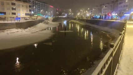 Kopan buz kütlesini sal yaptı, Çoruh nehrinde böyle gezintiye çıktı