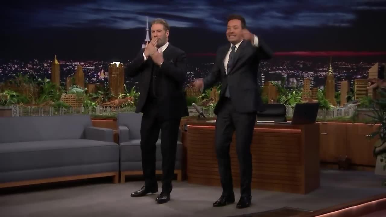 John Travolta danse la chorégraphie mythique de Grease pour les 40 ans du film