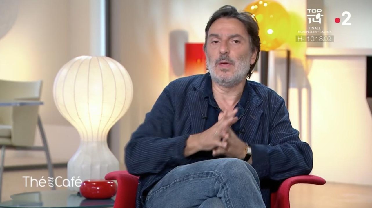 "Franchouillard" et "seul" à Paris, Yvan Attal a hâte que Charlotte Gainsbourg et ses enfants rentrent pour de bon de New York