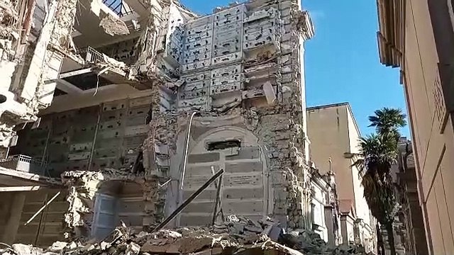 Napoli, crolla una palazzina nel cimitero di Poggioreale