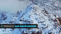 Mehmetçik, karlı dağ zirvelerinde