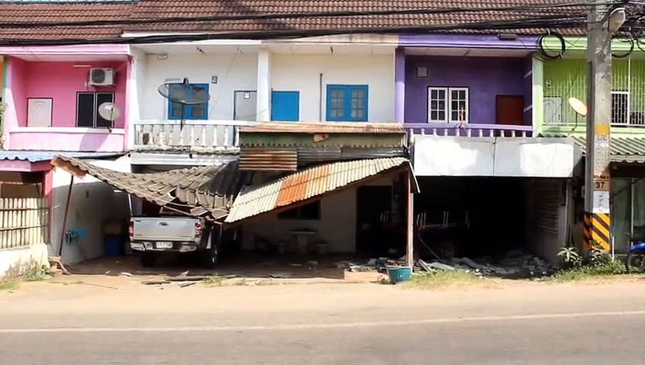 ปราจีนบุรี-รถกระบะหลุดโค้งพุ่งชนบ้านเรือนประชาช...