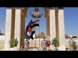 المحافظون يضعون أكاليل الزهور على  النصب التذكارية لشهداء أكتوبر