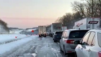 Enorme atasco con miles de vehículos atrapados por la nieve en una autopista de Virginia, en EEUU