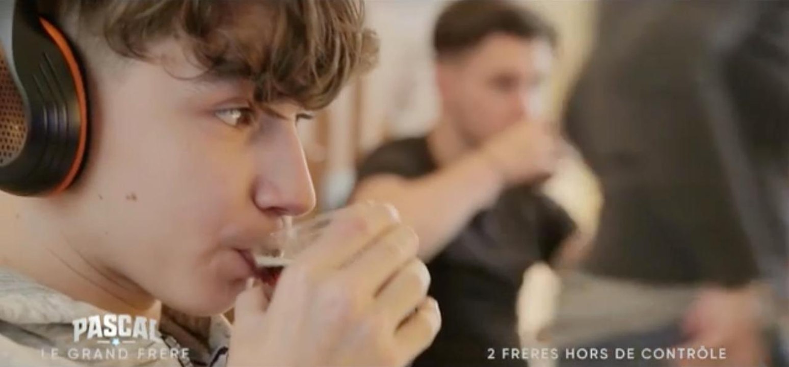 Accros aux frites et aux sodas, ces deux ados font vivre un enfer à leur mère dans Pascal le grand frère !