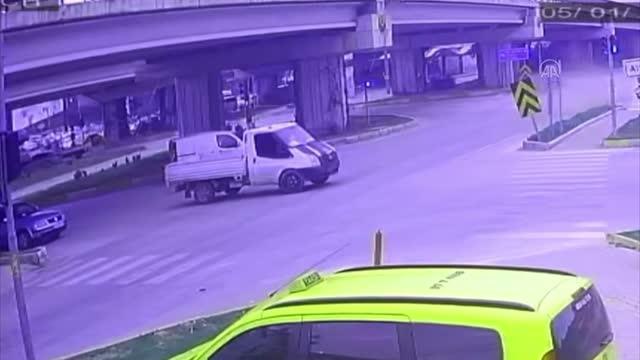 Otomobil ile kamyonetin çarpıştığı kazada 4 kişi yaralandı