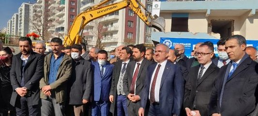 DİYARBAKIR'DA LÜKS BİNALAR ARASINDAKİ GECEKONDULAR YIKILDI
