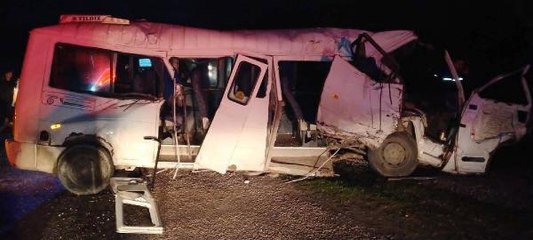 MUĞLA'DA ÖĞRENCİ SERVİSİ İLE TIR ÇARPIŞTI 17 YARALI