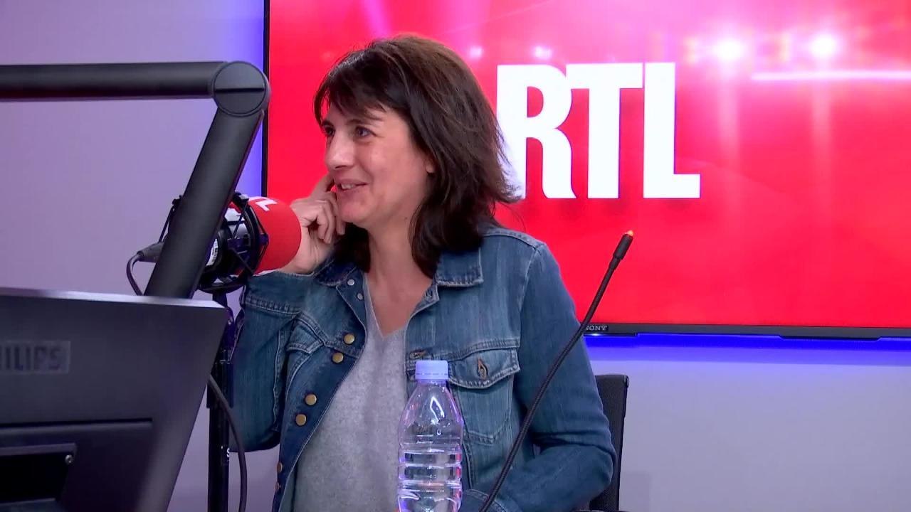 "Rien ne marchait" : morte de rire, Estelle Denis se souvient de sa honte aux Globes de Cristal