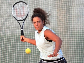 ميار شريف بطلة التنس الذهبية تدخل التاريخ