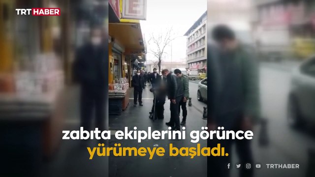 Emekleyerek dilenen kişi zabıtayı görünce yürümeye başladı