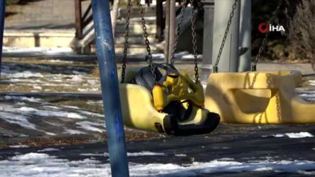 Çocuk parkına bırakılan çanta ekipleri alarma geçirdi
