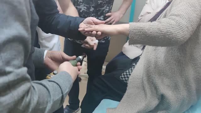 Son dakika haberleri: Kadının parmağında sıkışan yüzüğü itfaiye çıkarttı