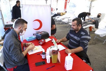 Taksiciler, Üsküdar'da Kızılay için kan bağışında bulundu