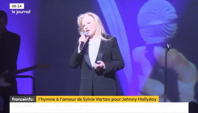 Sylvie Vartan rend hommage à Johnny Hallyday sur scène