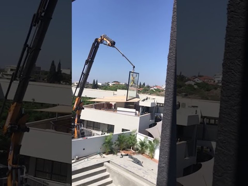 Window Loses Suction and Falls While Being Lifted