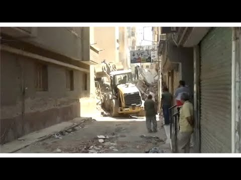 شاهد عيان يروي تفاصيل وفاة شاب وإصابة والدته في انهيار عقار بالمنصورة