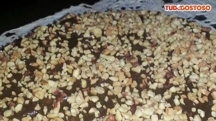 Bolo com recheio de amendoim