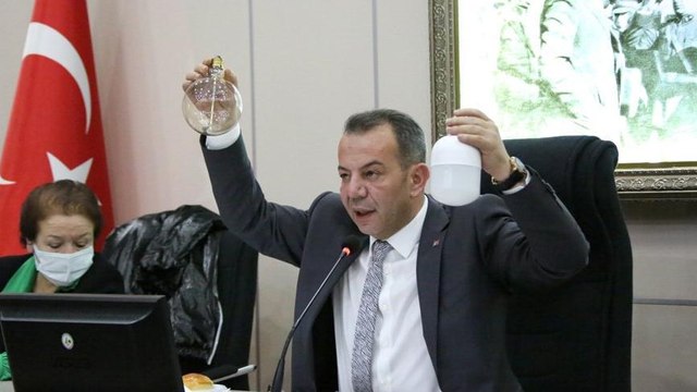 Başkan Özcan, kendisine Geri zekalı diyen AKP'liyi zabıta ile dışarıya attırdı