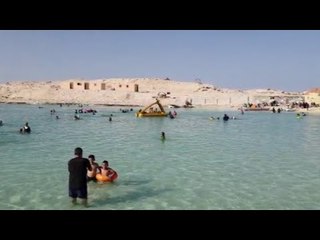 المصطافون يستمتعون بشاطىء روميل في مطروح بعد تطويره