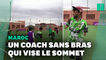 Né sans jambes ni bras, ce coach de football marocain est surnommé "l'entraîneur miracle"