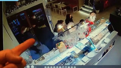 No vax Modena, blitz al bar in 15 senza mascherine