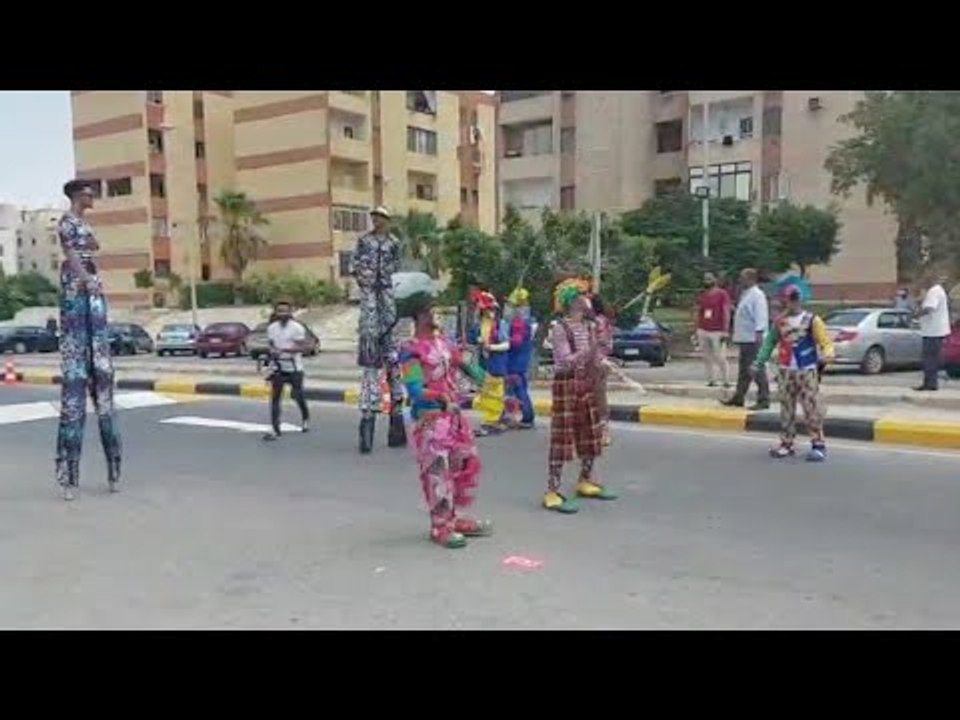 ألعاب بهلوانية أمام إحدى لجان انتخابات مجلس الشيوخ بالتجمع الخامس