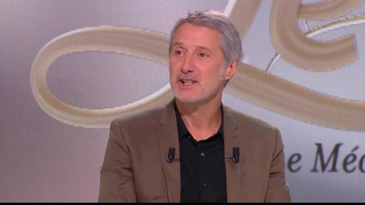 Antoine de Caunes se souvient de Johnny Hallyday