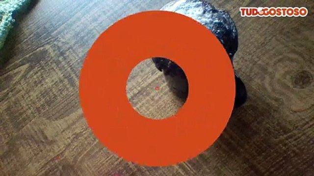 Bolo de caneca com cobertura de chocolate