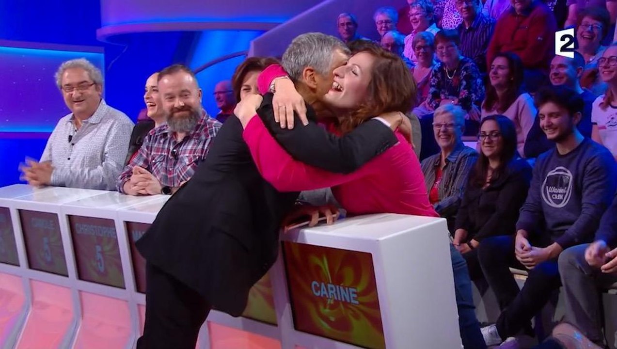 Une candidate de Tout le monde veut prendre sa place drague Nagui et il lui saute dessus !