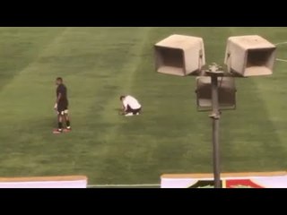 أحد عمال ستاد الكلية الحربية يرمم أرضية الملعب بين شوطي مباراة الأهلي ومصر