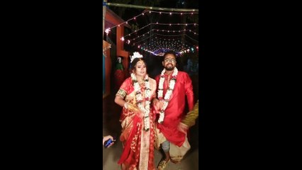 নিজের বিয়েতে নেচে ফেললেন বৌ তাই দেখে স্বামী পাগল