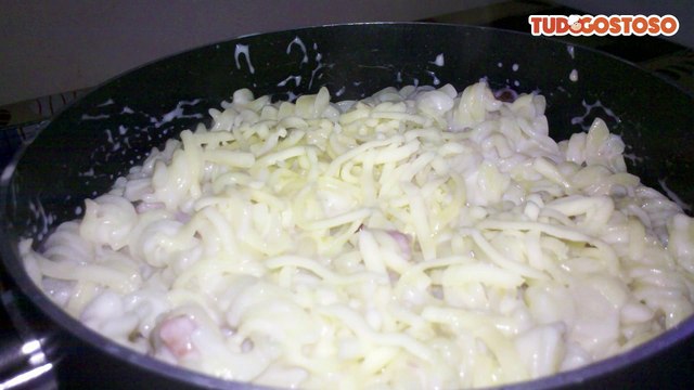Macarrão ao molho branco com bacon
