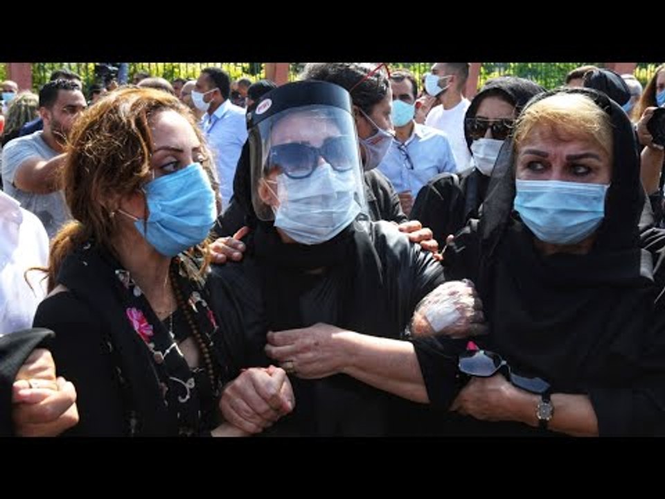 جنازة محمود ياسين | شهيرة بـ ماسك الوجه في جنازة زوجها