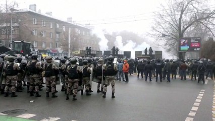 카자흐, 연료가 폭등 항의시위 격화...비상사태 선포 / YTN