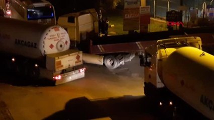 EŞİNİN KULLANDIĞI TIR'IN ALTINDA KALARAK YARALANDI