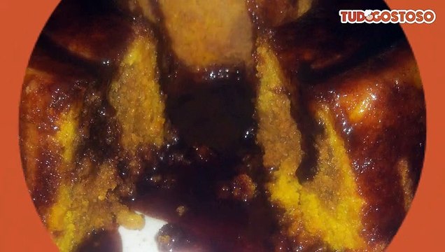 Bolo de cenoura mesclado com chocolate de liquidificador