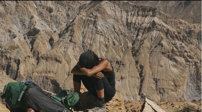 Shy'm fond en larmes pendant son périple A l'état sauvage