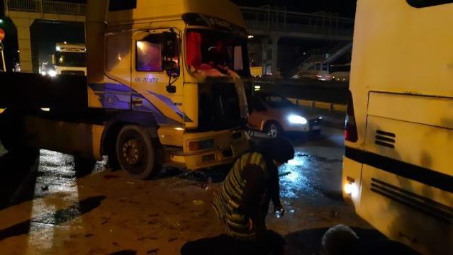 Feci kazada ön camdan fırlayan kadın eşinin kullandığı TIR'ın altında kalarak yaralandı