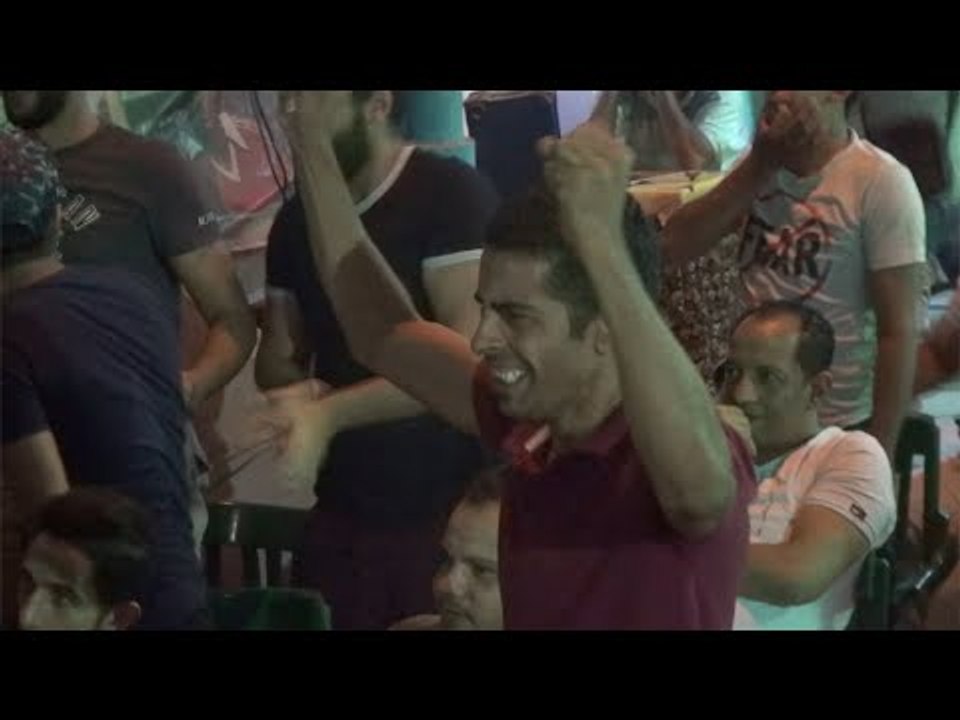 الجماهير تتابع القمة على المقاهي: الزمالك لعب ماتش عالمي