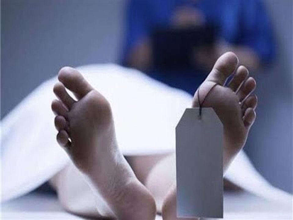 تفاصيل حرق ضابط شرطة لوالدته حتى الموت