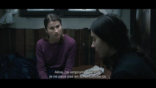 Au-delà des collines