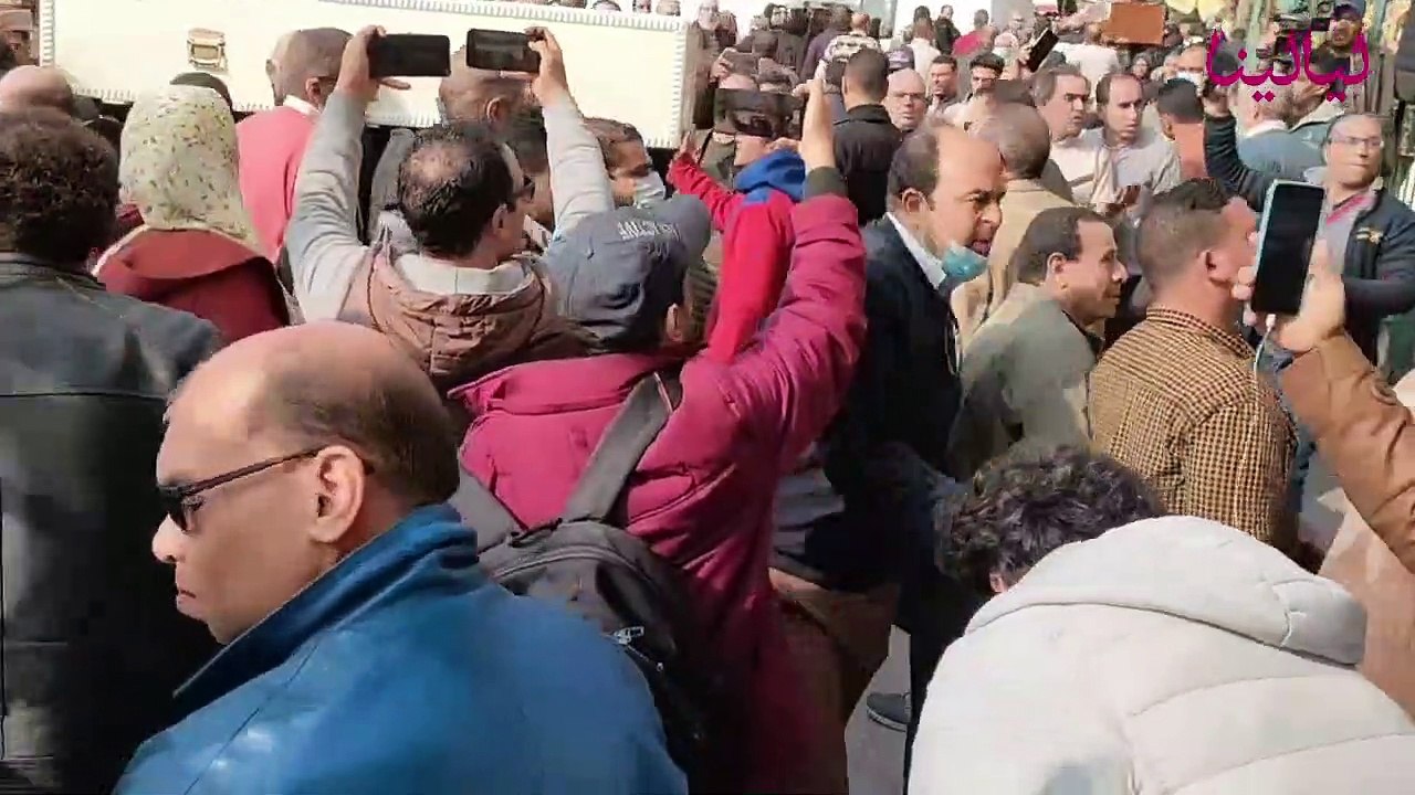 خروج جثمان الراحل أحمد الحجار وسط انهيار ابن شقيقه علي الحجار