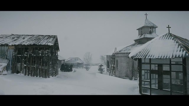 Au-delà des collines